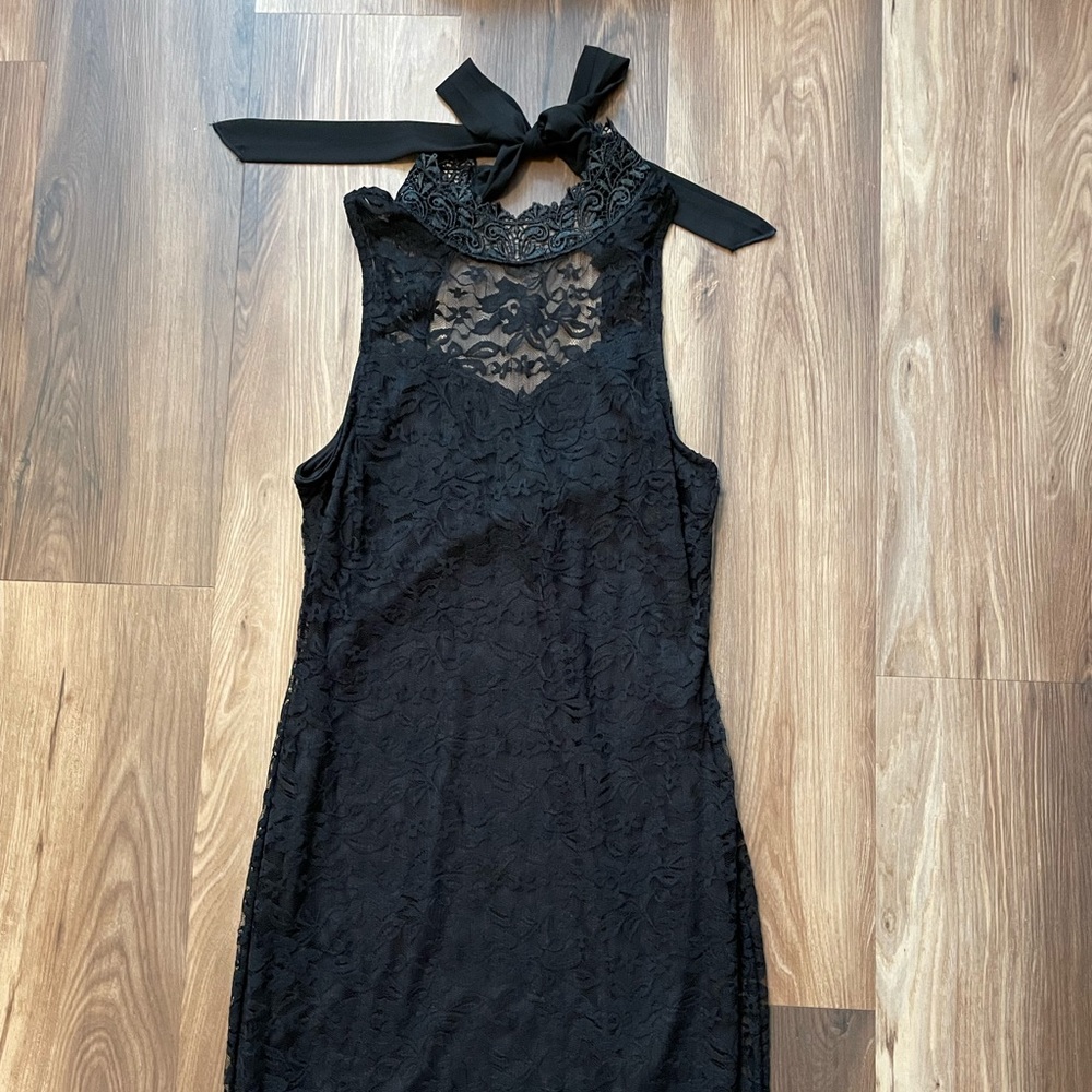 Little black (lace) dress with tie back